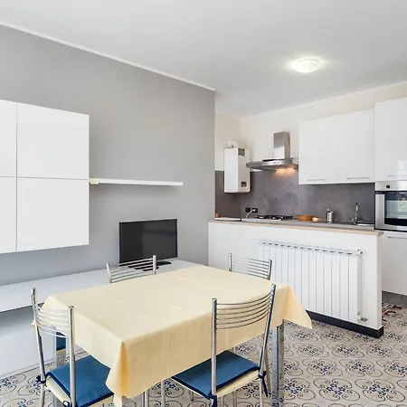 Central Sestri 1+1/2 Bedrooms Aparthotel *